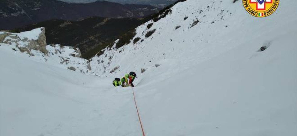 Erano andati a fare scialpinismo, un giovane cade e scivola per 150 metri in un canalone